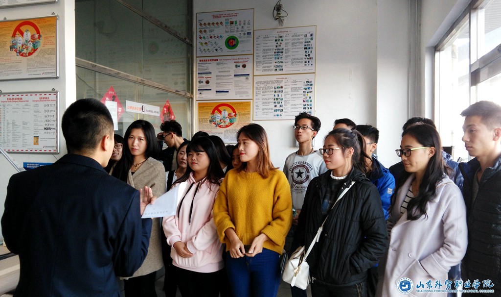 国际运输与物流系2014级民航商务专业学生赴青岛机场参观实习 (2).jpg